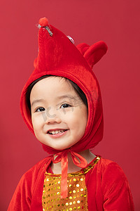 鼠年红色喜庆摄影照片_可爱的小男孩戴着小老鼠帽子