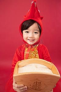 红色2020鼠年摄影照片_抱着一斗米的可爱小男孩