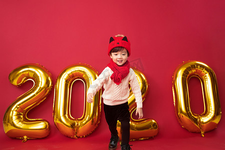 红色2020鼠年摄影照片_可爱的小男孩过新年