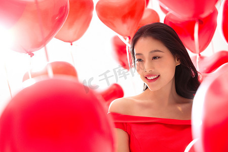 气球礼品装饰摄影照片_青年女人和气球