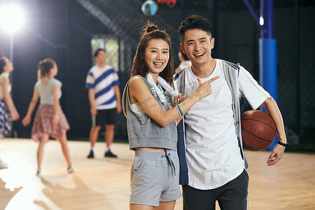 体育文化摄影照片_青年男女在篮球馆