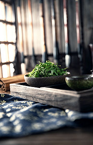 花纹茶杯摄影照片_茶盘里的茶叶