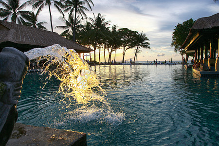 海边树风景摄影照片_巴厘岛海边度假村