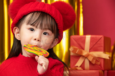 可爱的小女孩吃棒棒糖