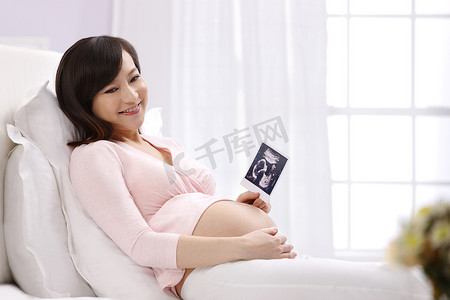 拿着照片摄影照片_孕妇拿着超声波照片