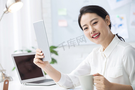 青年商务女人使用平板电脑办公