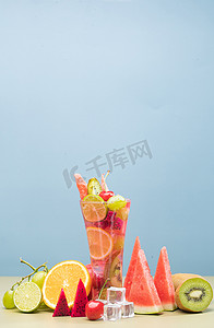 透明红心摄影照片_桌面上的水果茶和水果
