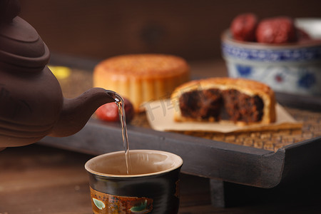 中秋节古典摄影照片_月饼和茶具