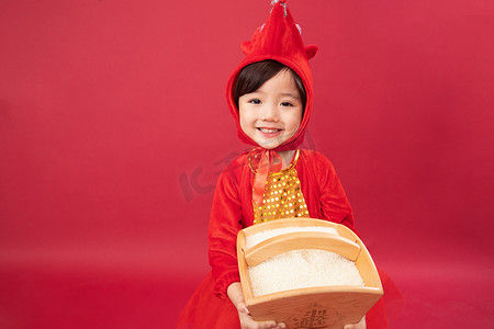 鼠年可爱老鼠摄影照片_抱着一斗米的可爱小男孩