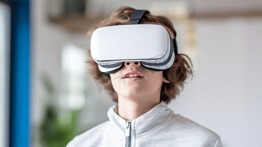 一个十几岁的男孩与虚拟现实互动。vr技术和可穿戴技术概念。一个戴着vr眼镜的少年。男孩戴着有技术背景的虚拟现实耳机
