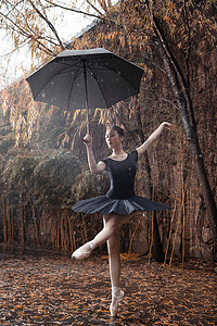 黑色裙子摄影照片_穿黑色裙子跳芭蕾舞的青年女人