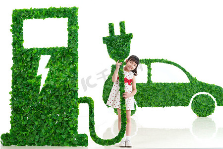 快乐的小女孩给新能源汽车充电