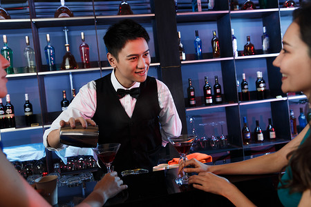 香槟高脚杯摄影照片_快乐的青年人在酒吧喝酒