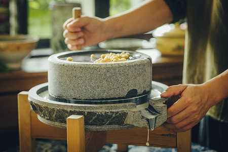 豆浆摄影照片_研磨豆浆