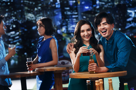 酒吧美女摄影照片_快乐的青年人在酒吧喝酒