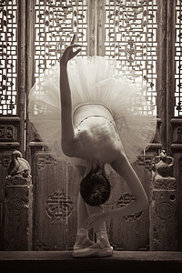 复古梳摄影照片_青年女人在中式古典门前跳芭蕾舞