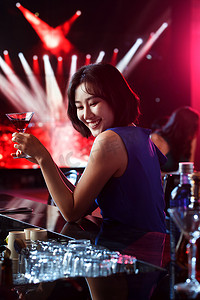 酒吧美女摄影照片_青年女人在酒吧喝酒