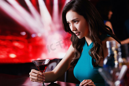 酒吧美女摄影照片_青年女人在酒吧喝酒