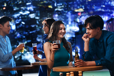 酒吧美女摄影照片_快乐的青年人在酒吧喝酒
