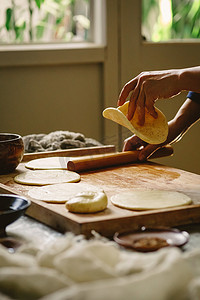 面粉做饭摄影照片_厨师做饭