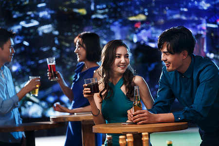 快乐的青年人在酒吧喝酒
