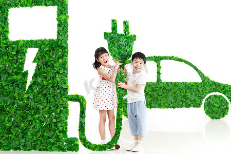 充电棚摄影照片_快乐的东方儿童给新能源汽车充电