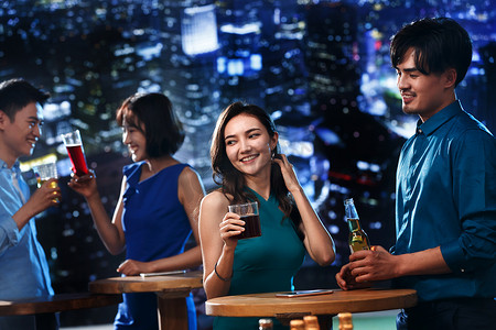 红酒摄影照片_快乐的青年人在酒吧喝酒