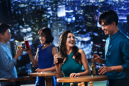 喝酒的美女摄影照片_快乐的青年人在酒吧喝酒