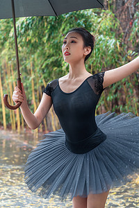 穿黑色裙子跳芭蕾舞的青年女人