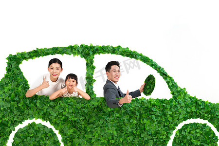 绿色出行背景摄影照片_快乐的一家人驾驶绿色环保汽车出行