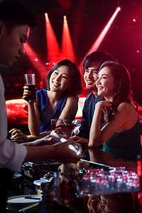 夜店光摄影照片_快乐的青年人在酒吧喝酒