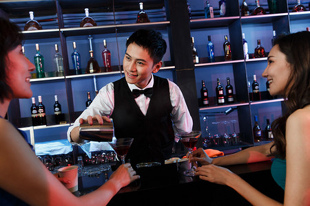 喝酒的美女摄影照片_快乐的青年人在酒吧喝酒