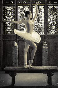 中国复古创意摄影照片_芭蕾舞演员坐在中式古典门前