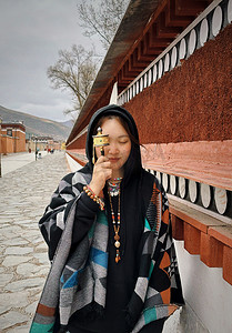 民族风摄影照片_藏族民族风人物红墙写真摄影
