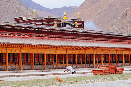 藏传佛教寺庙教徒在转经筒长廊做礼拜