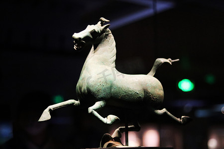 甘肃省博物馆摄影照片_甘肃省博物馆的铜奔马