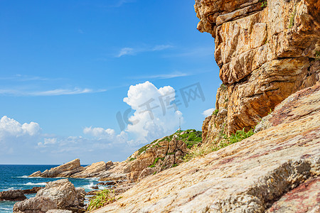 阳光明媚的海边风景