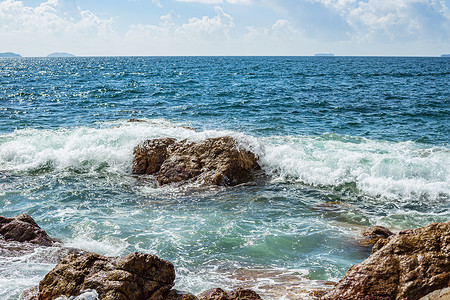 海浪与礁石风景摄影图