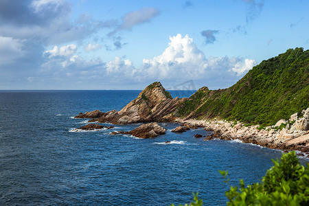 清晨时分的海岸线风景