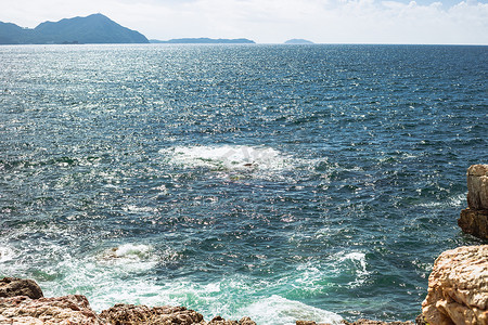 海平线摄影照片_岸边俯视大海的风景摄影图