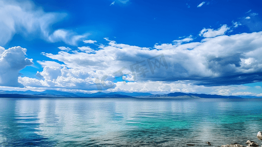 碧海蓝天下的青海湖