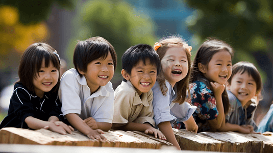 戴红领巾的小学生摄影照片_小学生们在操场上玩耍