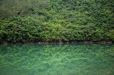 掉入湖水摄影图片-掉入湖水摄影作品-千库网