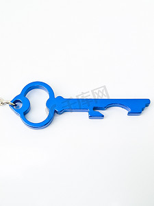 单页背景摄影照片_孤立在白色背景上的蓝色不锈钢钥匙钥匙链