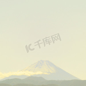 具有复古滤镜效果的富士山顶