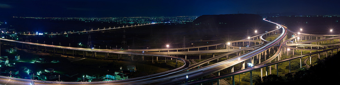 夜间高速公路全景城市景观