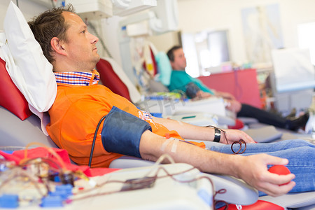 献血时的献血者。