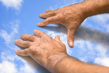 天空与手