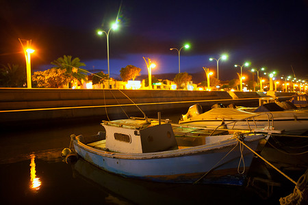 划船小船摄影照片_阿利坎特地中海小船的夜德尼亚码头