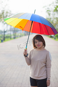 撑伞的女人